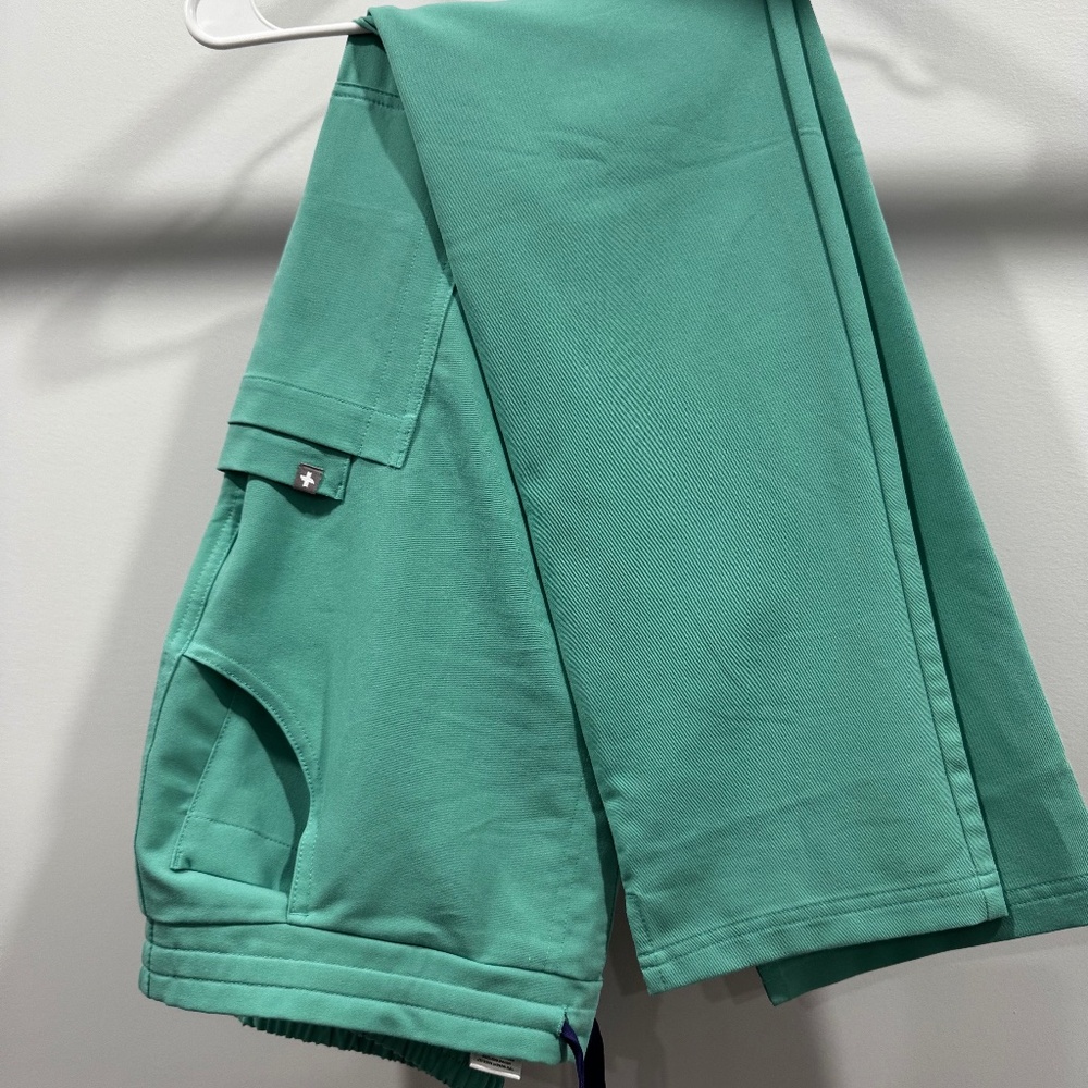 Gently used - FIGS surgical green scrub set